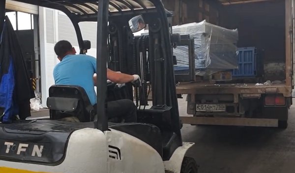 Отгрузка двух прессов для шерсти в Вологду